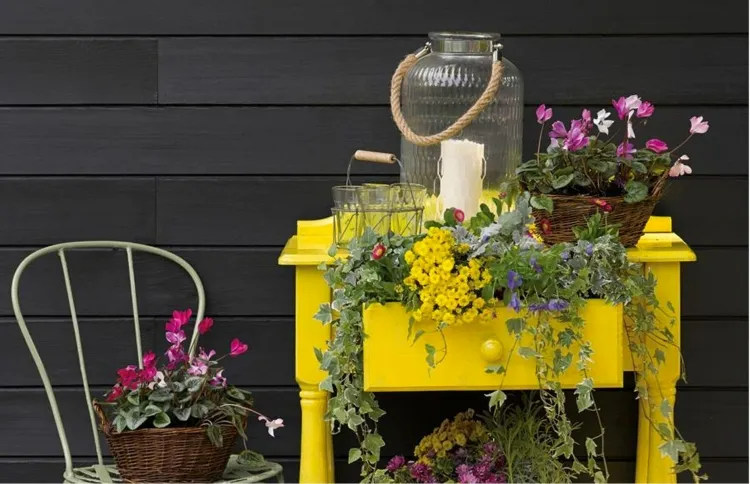 comment embellir son jardin sans argent avec de vieux meubles donner recyclerie customiser vue personnalisée