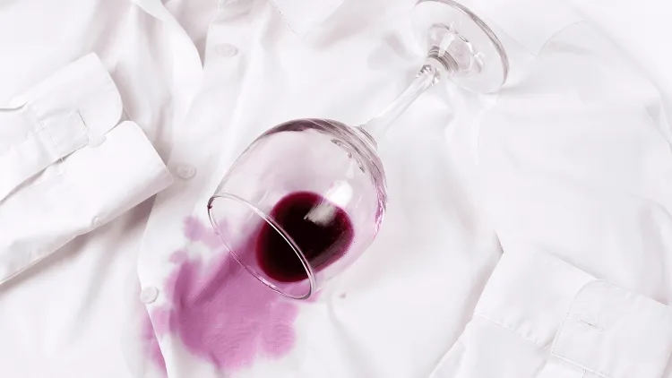 comment enlever les taches de vin rouge vêtement coton faire solution vinaigre blanc eau alcool