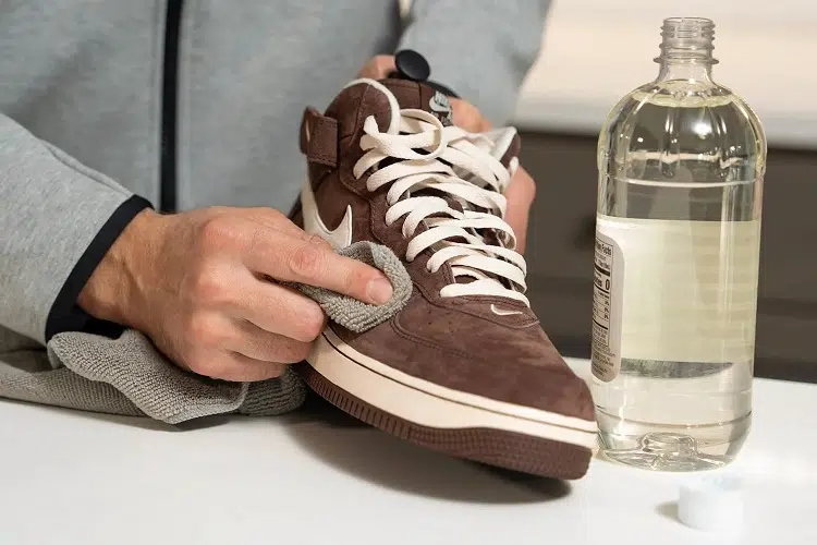 comment laver des chaussures en daim