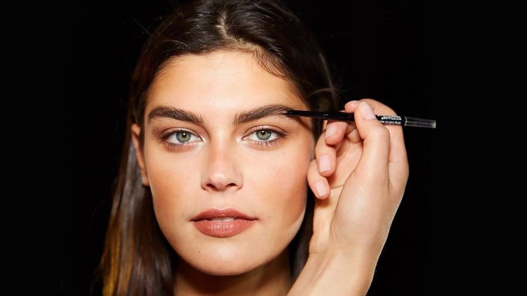 comment maquiller les sourcils clairsemés fins femme