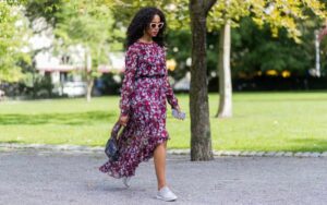 comment porter robe et baskets tendance mode été 2023 robe longue fleurie