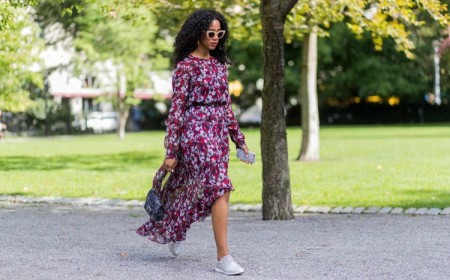 comment porter robe et baskets tendance mode été 2023 robe longue fleurie
