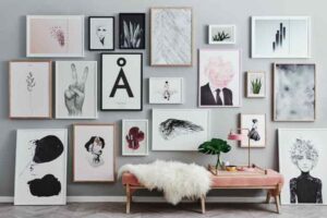 comment recouvrir cacher un mur intérieur abîmé moche sans travaux repeindre idée astuce déco murale originale tissu bois papier peint cadres photos