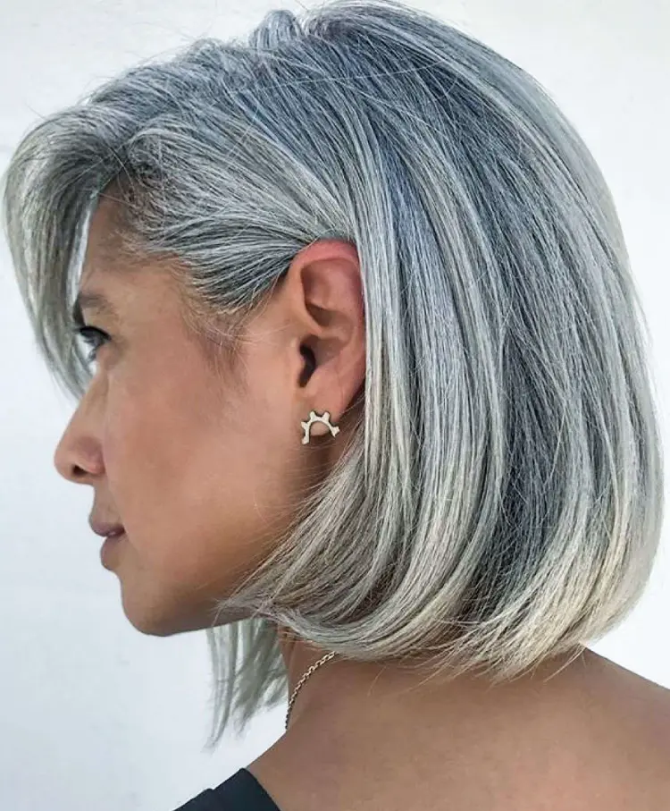 coupe carré avec frange femme 50 ans assumer cheveux gris blancs poivre sel