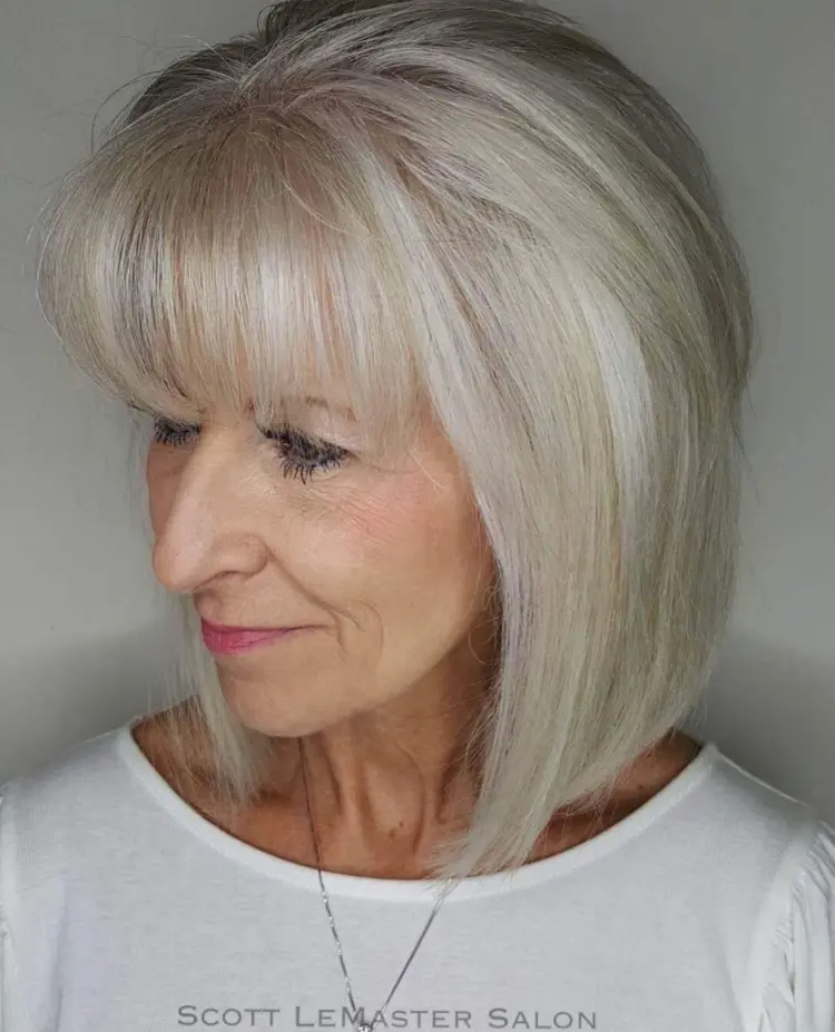 coupe carré long avec mèches femme 50 ans cheveux gris blancs