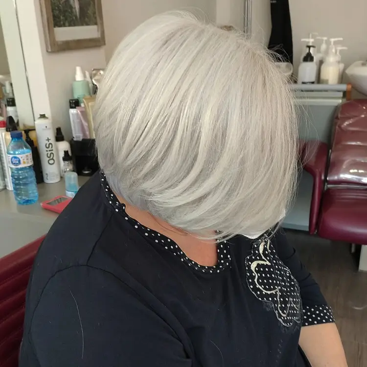 coupe cheveux blancs femme 60 ans 2023 carré court dégradé