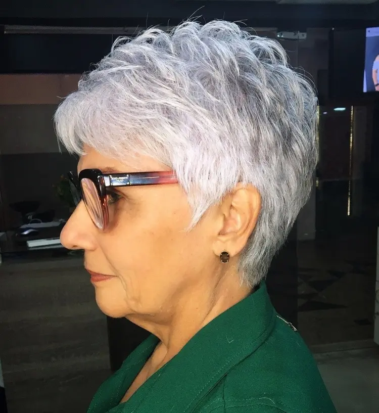 coupe cheveux blancs femme 60 ans 2023 courte pixie avec lunettes femme épanouie