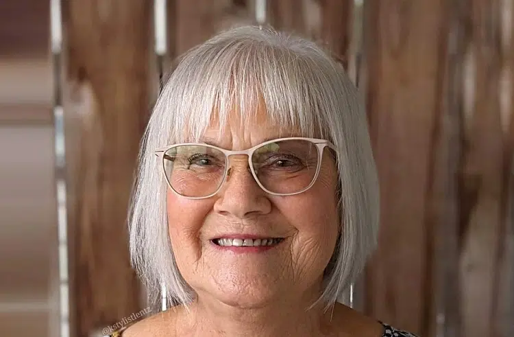 coupe de cheveux femme 60 ans avec lunettes