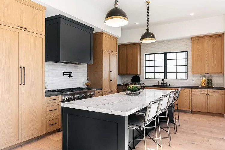 cuisine noir et bois et blanc moderne 2023 conseils inspirations déco aménagement pinterest