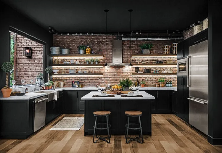 cuisine noire et bois mur terracotta briques visibles idée crédence moderne 2023