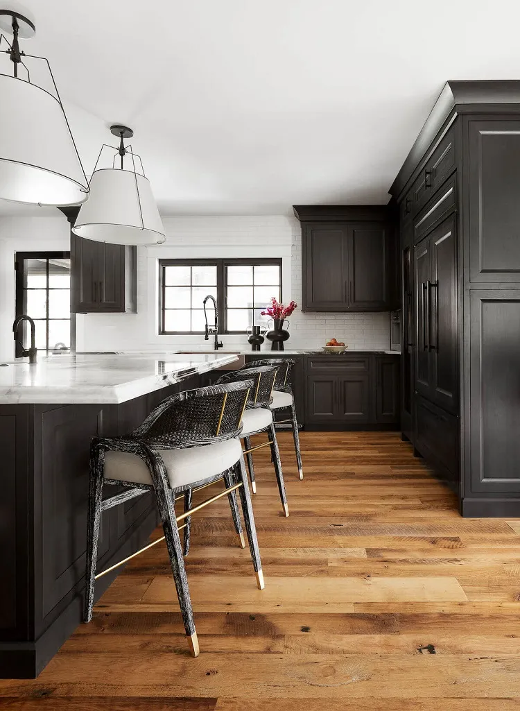 cuisine noire et bois plan de travail en marbre idée déco tendance cuisines modernes 2023
