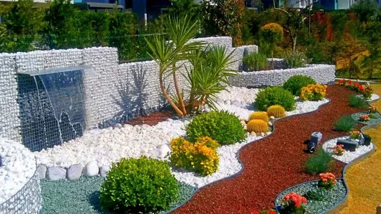 décorer son jardin avec des cailloux couvrir terreau pots lits surélevés galets multicolores