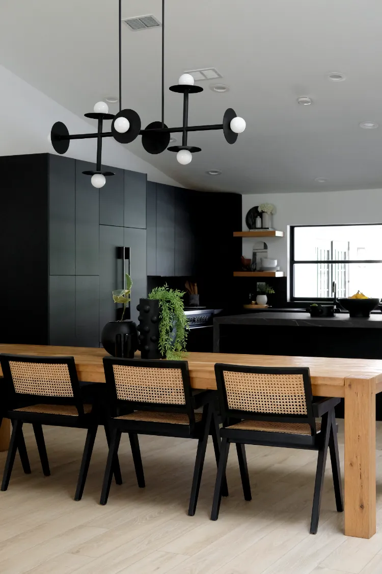 design moderne cuisine noire ouverte sur le salon coin repas bois clair style industriel