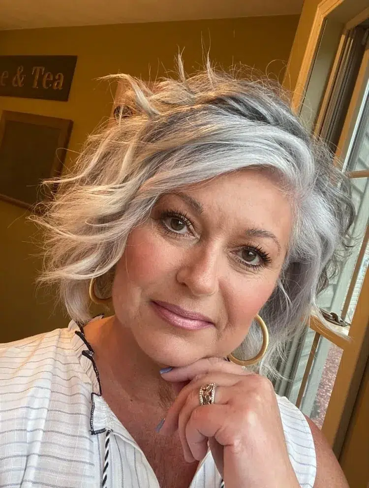 effilé coupe de cheveux court femme 60 ans