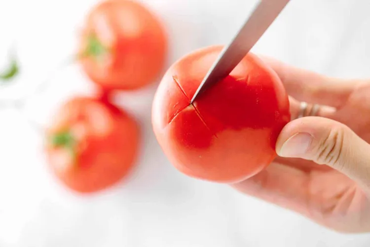 enlever la peau des tomates pourquoi comment émonder facilement peler
