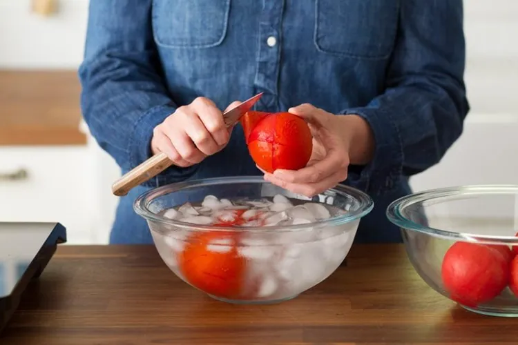 faut il enlever la peau des tomates comment faire facilement étapes