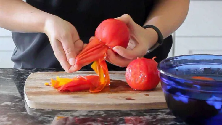 faut il peler peau des tomates pourquoi comment émonder facilement
