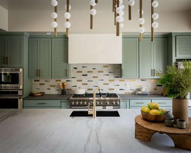 idée aménagement déco cuisine blanche et bois crédence plan de travail couleurs murs meubles tendances cuisines modernes 2023