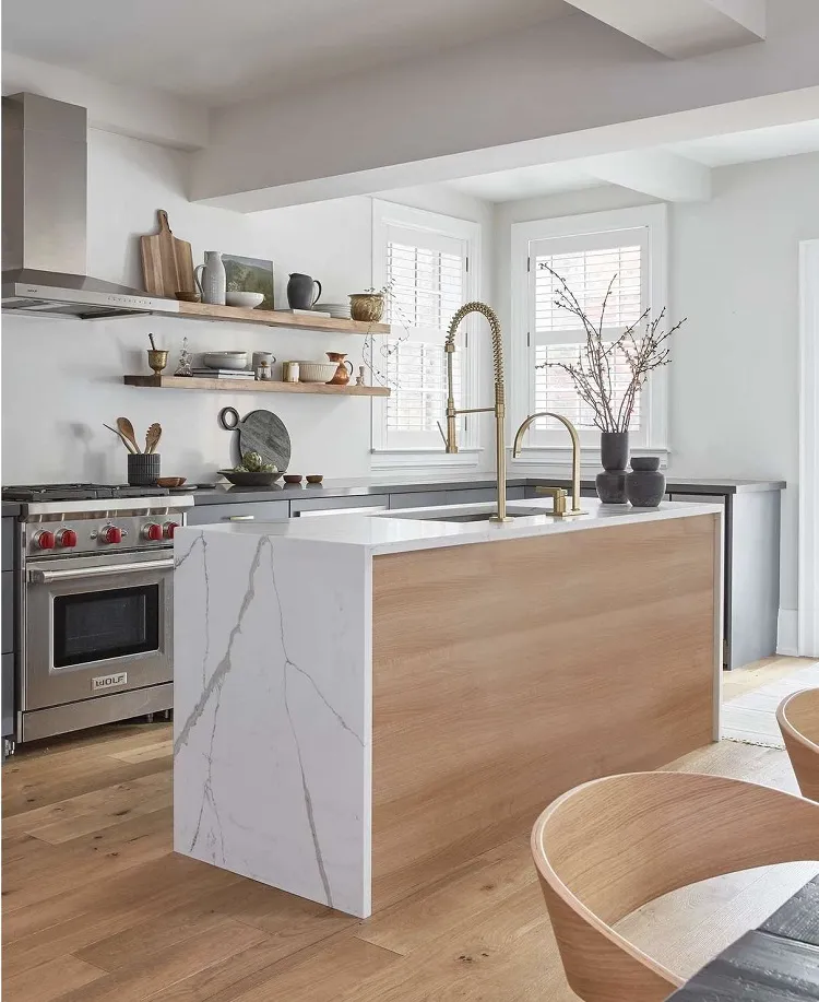 idée aménagement petite cuisine en blanc et bois tendances cuisine moderne 2023