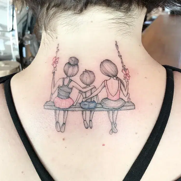 idée tatouage famille coloré sur la nuque