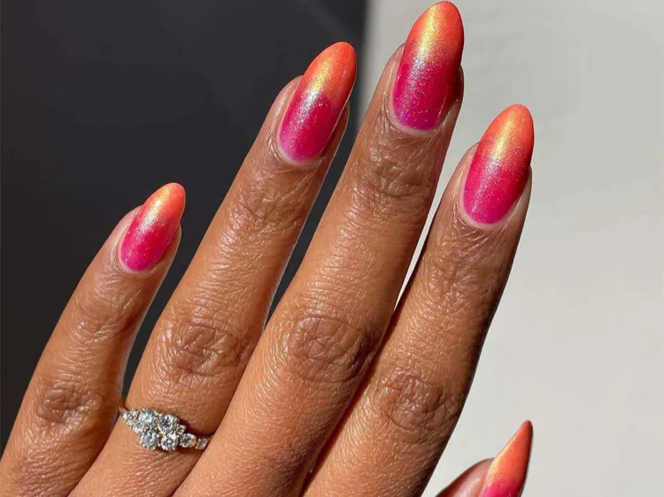 manucure juin 2023 orange et rose mermaid nails vernis irisé pailleté nail art tendance été faire ressortir bronzage