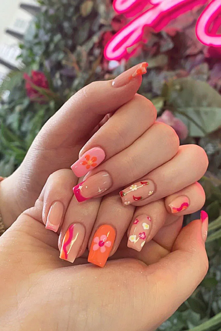 manucure motif fleurs orange et rose tendances nail art été 2023