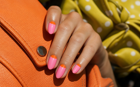 Manucure mi-lune rose et orange sur ongles amande, look mode été 2023