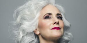 maquillqage femme 50 ans avec lunettes cheveux gris blancs
