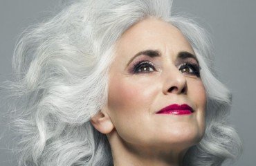 maquillqage femme 50 ans avec lunettes cheveux gris blancs