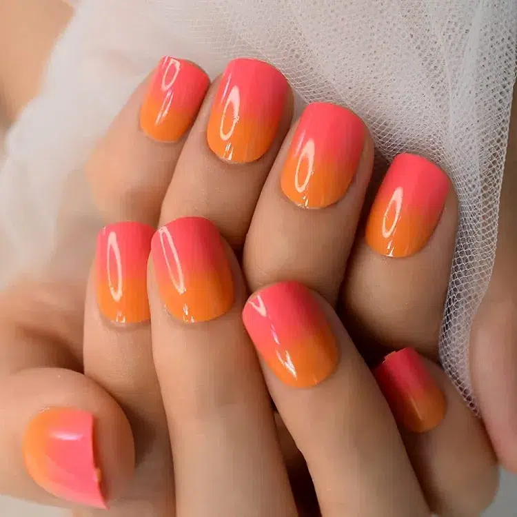 meilleure manucure juin 2023 orange et rose dégvradée vernis tendance été faire ressortir bronzage