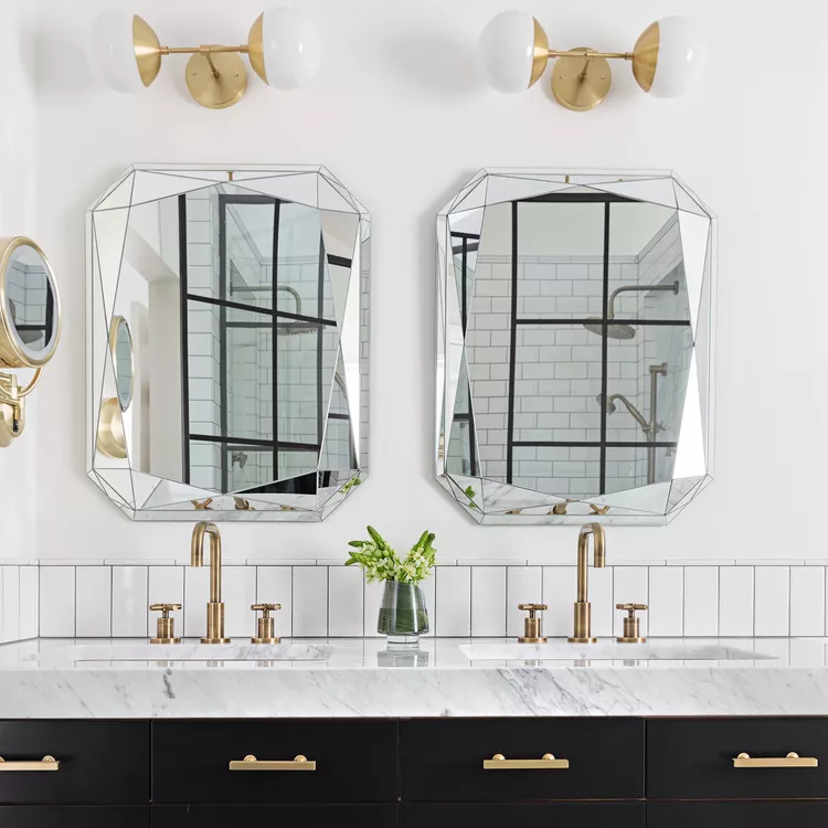 miroir salle de bain style art déco motifs géométriques prisme appliques en laiton salle de bain tendance 2023