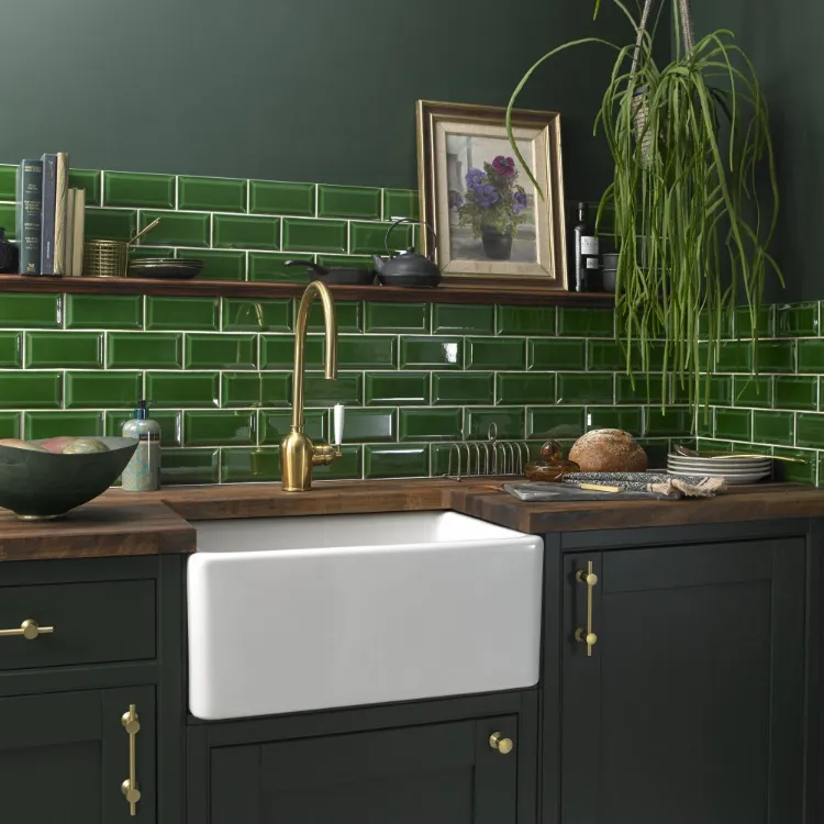 modèle cuisine en noir et bois mur vert moderne 2023