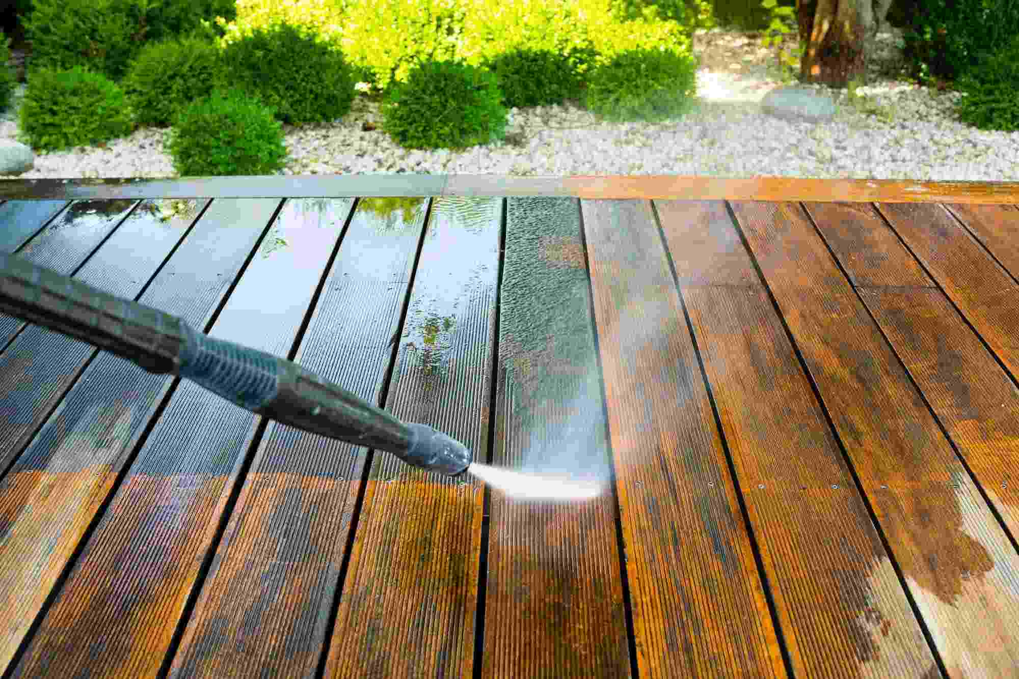 nettoyer taches sur terrasse bois bicarbonate de soude astuces