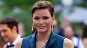 nouvelle coupe coiffure courte charlène de monaco cheveux courts look anti âge femme 45 ans