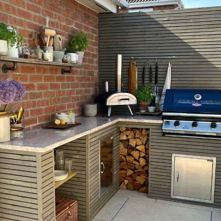 petite cuisine extérieure moderne angle rangement bois barbecue