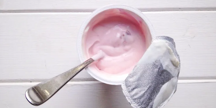 peut on manger un yaourt périmé quelles conditions risques que faire avec