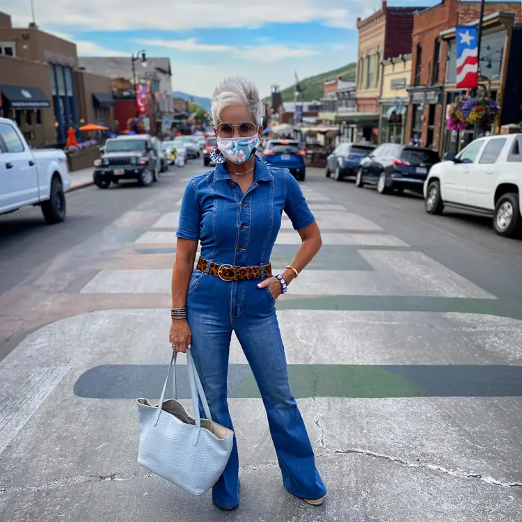 porter une combinaison à 60 ans femme en jeans look moderne petite 2023