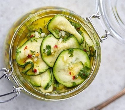 préparer des courgettes marinées crues rapides pour apéro quick pickle