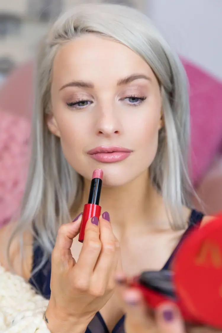 quelle couleur de rouge à lèvres avec des cheveux gris après 50 ans nuance rose