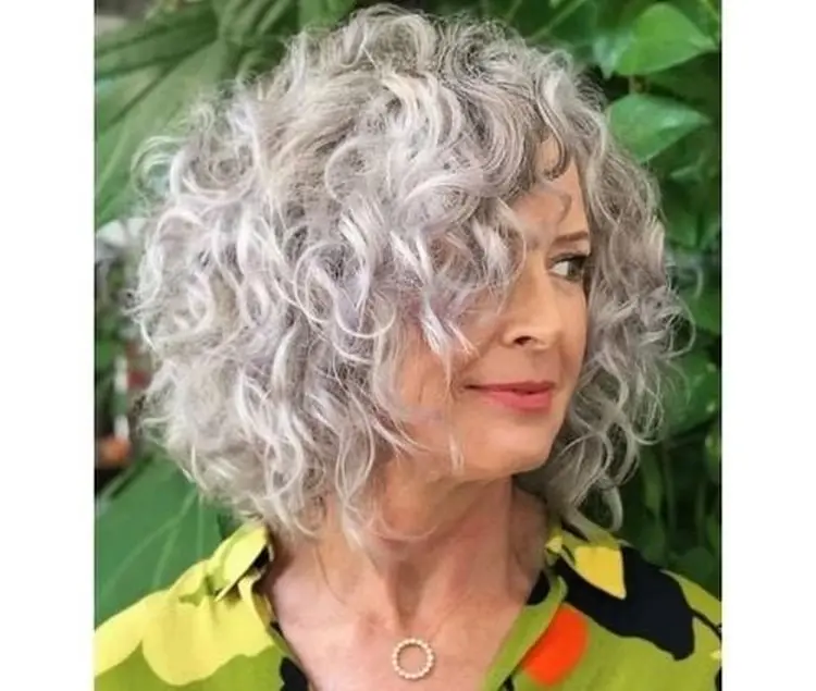 quelle coupe pour rajeunir femme 50 ans cheveux gris bouclés carré