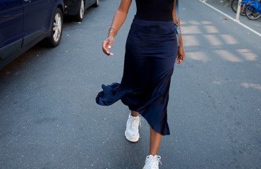 quelles sneakers avec une robe longue courte noire femme été 2023 tendance baskets blanches dad shoes