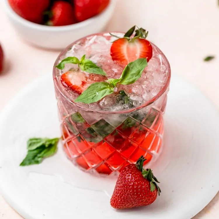 recette cocktail aux fraises basilic facile rapide pétillant avec alcool rhum apéro estival