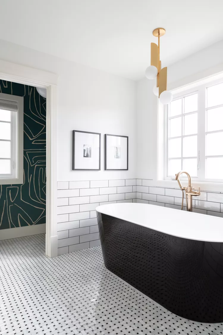 salle de bain art déco noir et blanc salle de bain tendance 2023 luminaire géométrique