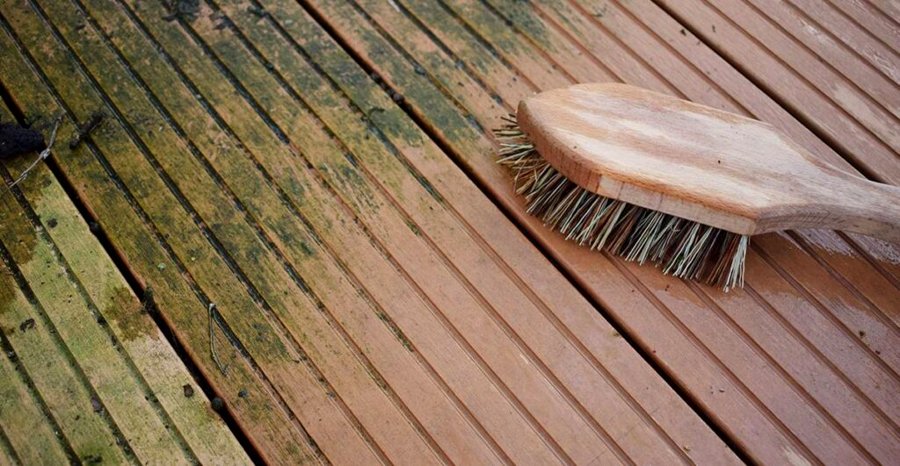 solutions pour nettoyer une terrasse en bois noircie