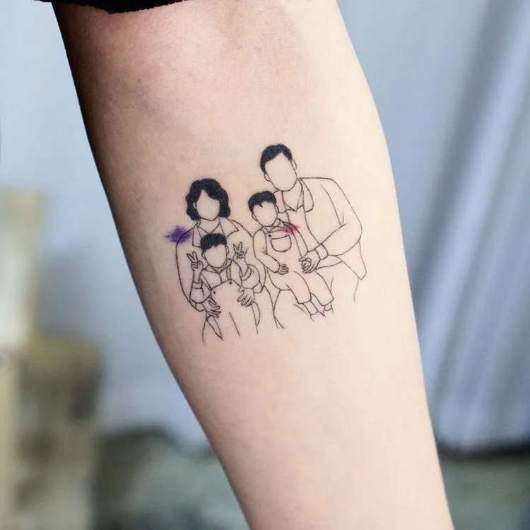 tatouage famille 4 personnes sur l'avant bras