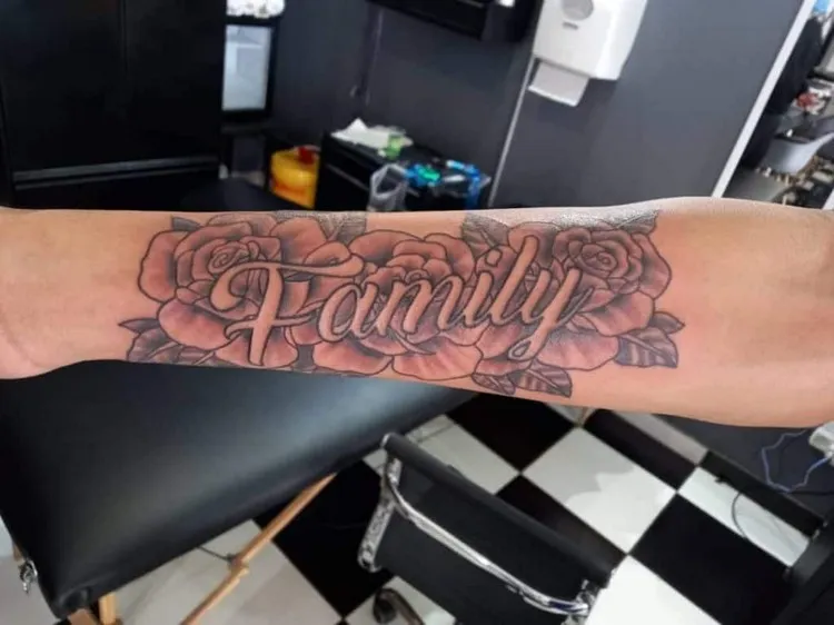 tatouage famille avant bras grande taille avec des fleurs