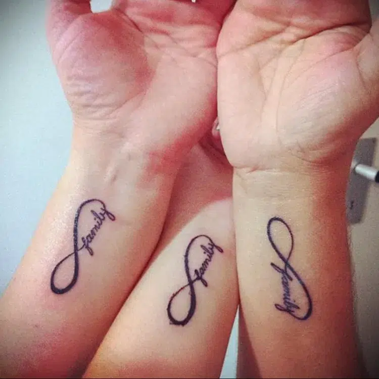 tatouage famille poignet symbole infini avec mot famille