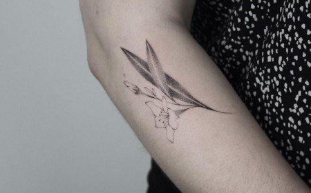 tatouage fleur de laurier rose nerium oleander bras femme style délicat