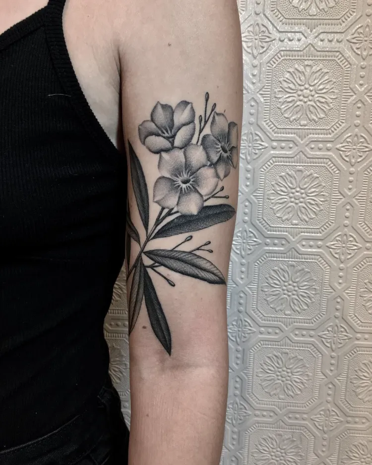 tatouage fleur de laurier rose feuilles oléandre femme 2023 bras supérieur