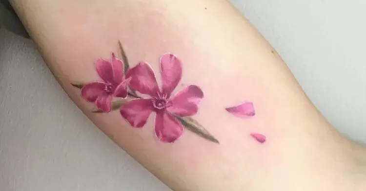 tatouage fleur de laurier rose rose nerium oleander femme 2023 bras